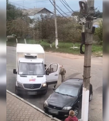 Под Одессой военные вытащили водителя из авто: в ТЦК говорят, что действовали законно (видео)