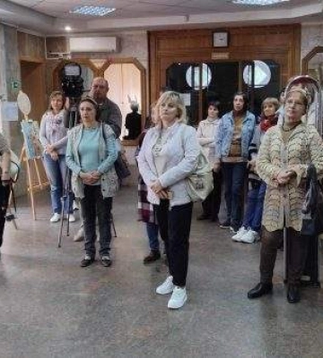 У Центральній міській бібліотеці відкрилася дебютна виставка миколаївської художниці (ФОТО)