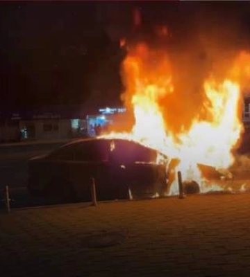 В Киеве возле метро Зверинецкая вспыхнул автомобиль возле метро Звиринецкая