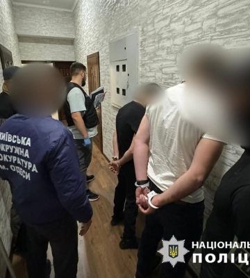 В Одесі затримані двоє молодиків, які з пістолетом та ножем вимагали гроші у 19-річного юнака