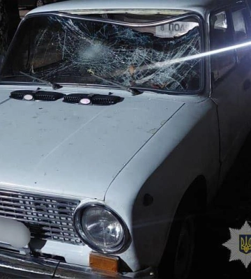У Кривому Розі судитимуть хулігана, який потрощив одну автівку та розписав власною кров’ю іншу