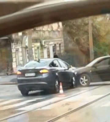 У Дніпрі сталася ДТП на перехресті Архітектора Петрова та Моссаковського: рух ускладнено, трамваї тимчасово зупинено