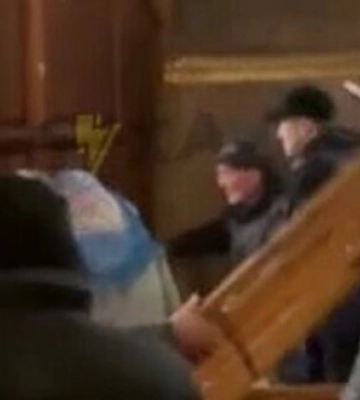 У Черкасах біля Свято-Михайлівського храму виник конфлікт між представниками ПЦУ та УПЦ МП
