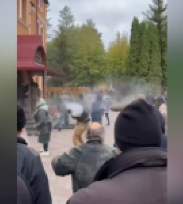 Оскаженілі прихильники московського патріархату разом з тітушками захопили православний собор в Черкасах