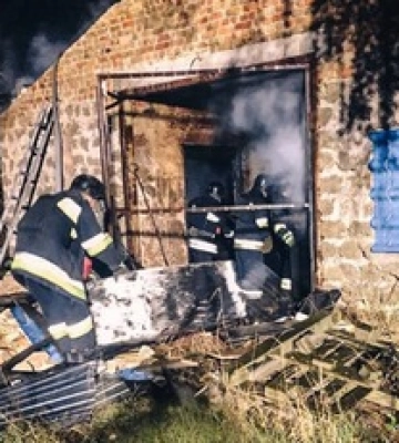 В ГСЧС показали последствия пожара после падения обломков БпЛА на Киевщине