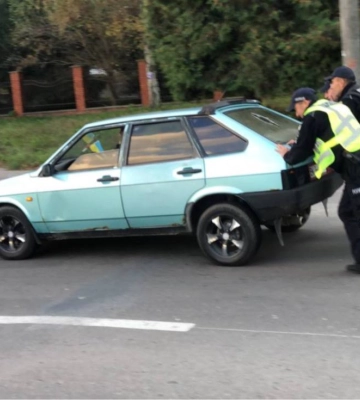Патрульні у Рівному пхали чуже авто