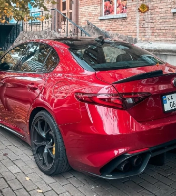 В Україні помітили рідкісний спорткар Alfa Romeo із двигуном Ferrari (Фото)