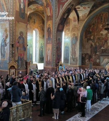 У Свято-Михайлівському соборі Черкас почали службу українською і підняли національний прапор