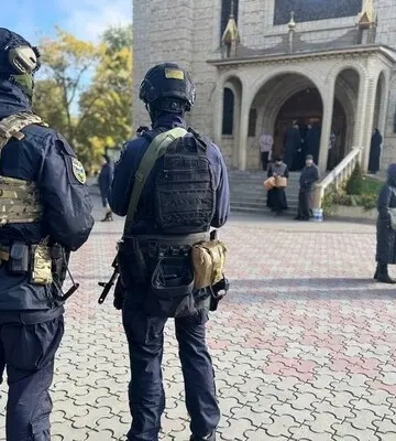 У Свято-Михайлівському соборі в Черкасах почали службу українською мовою. Але справу через сутички поліція відкрила