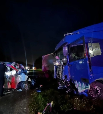 Лобове зіткнення вантажівки та мікроавтобуса: подробиці ДТП на Вінниччині, де загинули шестеро людей