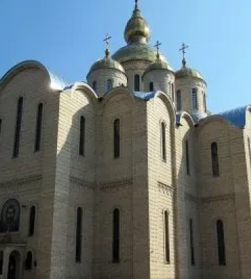 Попри бійку та суперечки: у черкаському Свято-Михайлівському соборі провели службу українською мовою