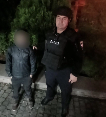 У Хусті малолітній хуліган розбив бруківкою двері магазину
