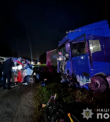 Лобове зіткнення вантажівки та мікроавтобуса: подробиці ДТП на Вінниччині, де загинули шестеро людей