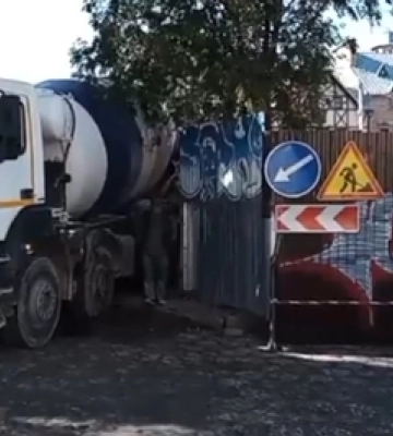 У Старому місті Луцька бетоном заливають 400-річні підземелля (відео)
