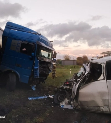 Поблизу Вінниці вантажівка вщент розтрощила мікроавтобус з пасажирами: багато загиблих (ФОТО)