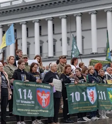 В Киеве прошла мирная массовая акция в поддержку пропавших без вести и попавших в плен защитников