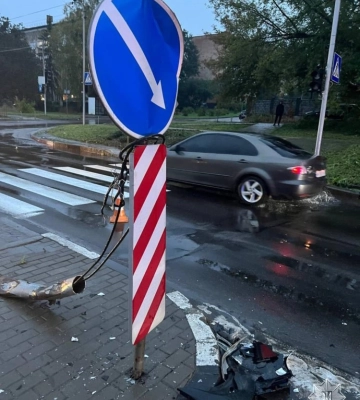 ДТП на Рівненщині: нетверезий водій збив світлофор та сам викликав поліцію (ФОТО)