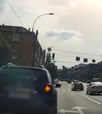 У Києві покарали водія Renault, який зупинив автомобіль другим рядом на проїзній частині — відео