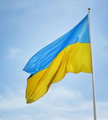 На Черкащині чоловік викрав Державний прапор України з могили військового — яке покарання йому загрожує