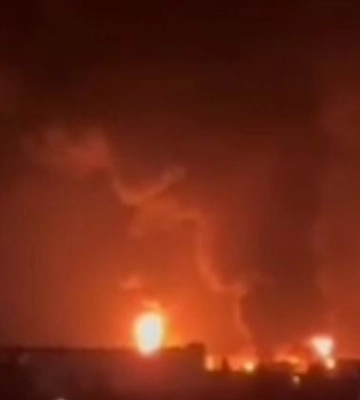 У тимчасово окупованій Феодосії після атаки дронов горить нафтобаза, відео