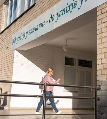 За два тижні ще одна запорізька школа перейде на змішану форму навчання: як виглядає укриття, - ФОТО