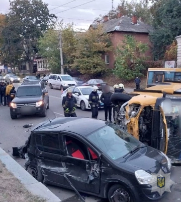 У Сумах внаслідок ДТП перекинулася маршрутка, 8-ро людей поранені - розпочато розслідування. ФОТО