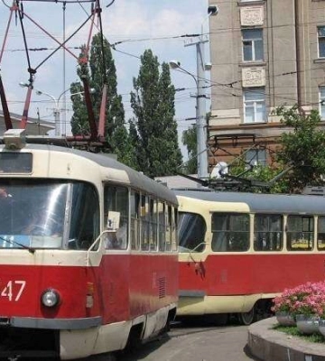 Громадський транспорт Дніпра сьогодні курсуватиме по-іншому: зміни через ремонти