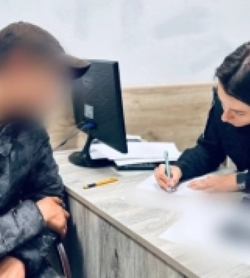 Вирвав телефон з рук перехожої та втік: в Одесі затримали грабіжника