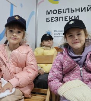 У Миколаєві поліцейські та рятувальники навчають дітей правилам безпечної поведінки