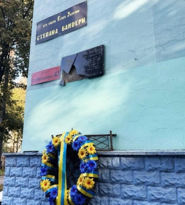 Пошкодив меморіальну дошку Степанові Бандері: у Рівному правоохоронці знайшли хулігана