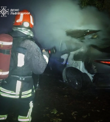 Львівські вогнеборці загасили пожежу, яка охопила LEXUS, - ФОТО