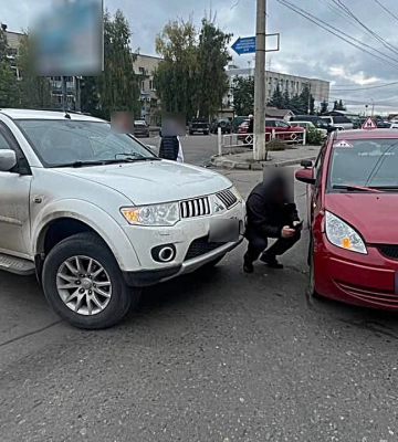 У Сумах водій ВАЗу зіткнувся з Volkswagen Transporter