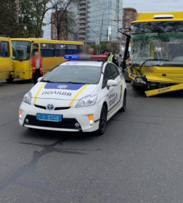 У Києві масштабна ДТП за участі громадського транспорту, фото