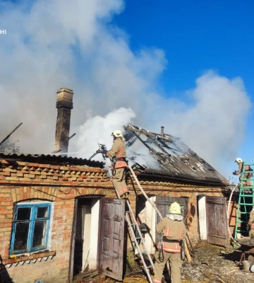 У Рівному горіла господарська будівля