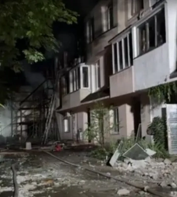 Внаслідок ракетної атаки в Одесі пошкоджено житлову забудову: спалахнула пожежа