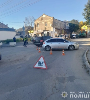 На Одещині водійка-правопорушниця за кермом автомобіля збила мопедиста