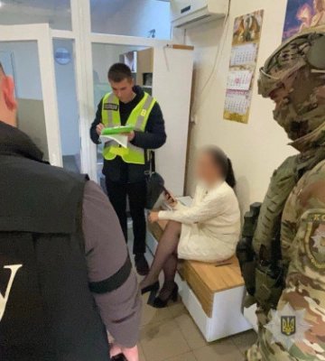 В Могилев-Подольском за взятки задержали адвоката и врача, которые подделывали медицинские документы