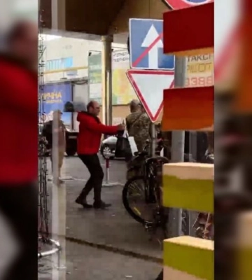 У Житомирі чоловік станцював перед працівниками ТЦК, які перевіряли документи (ВІДЕО)