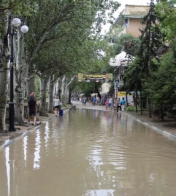 У Криму знову продовжили штормове попередження через сильні дощі – МНС РФ