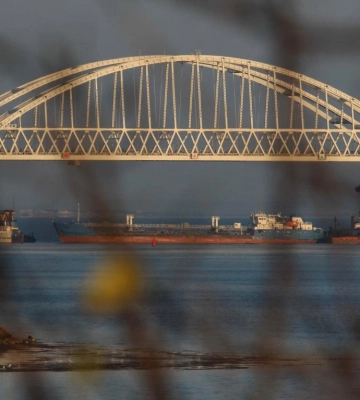 Не для гражданских: в ВМС рассказали, что россияне строят возле Крымского моста