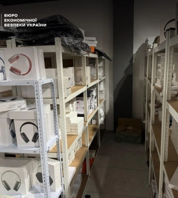 Злочинна група продавала фальсифіковану техніку під маркою відомого бренду