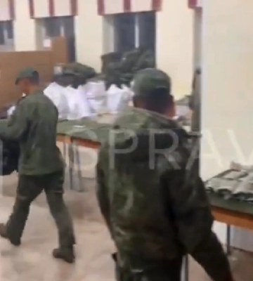 СтратКом оприлюднив кадри, де видно, як північнокорейські війська переодягаються у спорядження рф