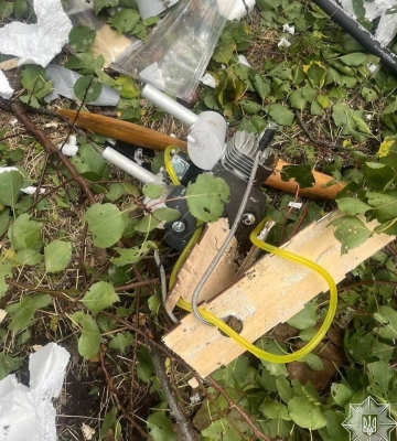 Біля однієї з черкаських шкіл виявили уламки ворожого БпЛА (ФОТО)