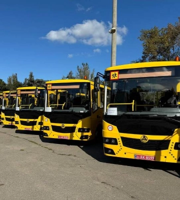 Громадам Одещини передали ще 15 автобусів шкільних автобусів