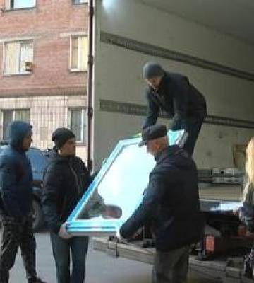 Полтавцям, чиї будинки постраждали від ворожої атаки 3 вересня, привезли третю партію вікон