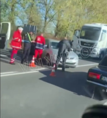 На Волині зіткнулися дві автівки та вантажівка, є постраждалі