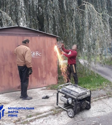 На двох вулицях Рівного демонтували незаконні «черепашки»