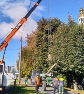 У Рівному демонтували три старі опори