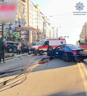 Жахливе зіткнення автівок: у Чернівцях на Героїв Майдану сталася аварія