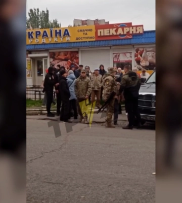 Під час конфлікту на вулиці працівник ТЦК стріляв з автомата у Запоріжжі. Відео